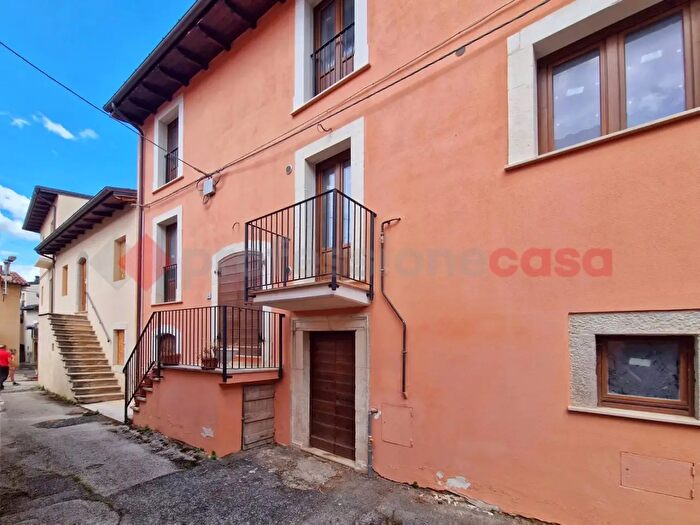 Casa quadrilocale in vendita in Piazza Regina Margherita Snc, L'Aquila