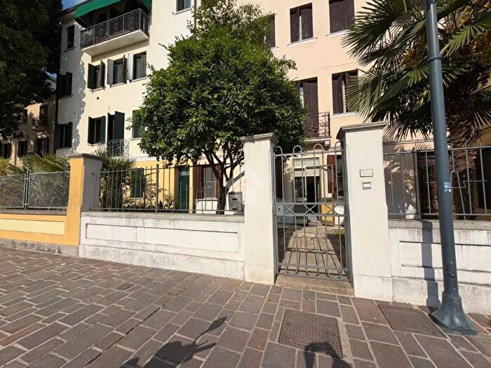 Appartamento trilocale in vendita in Piazza XX Settembre, Rovigo