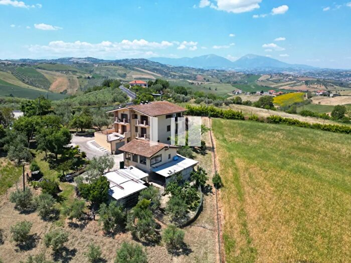 Casa con 8 locali in vendita in Contrada Santa Croce, Notaresco