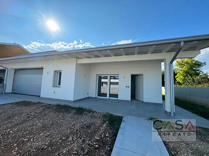 Casa quadrilocale in vendita in Via Piave, Pordenone