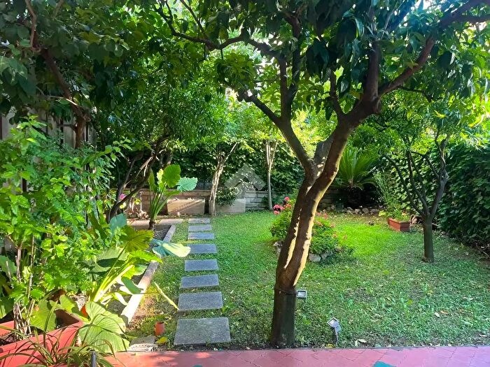 Appartamento quadrilocale in vendita in Via Monte Pollino, Roma