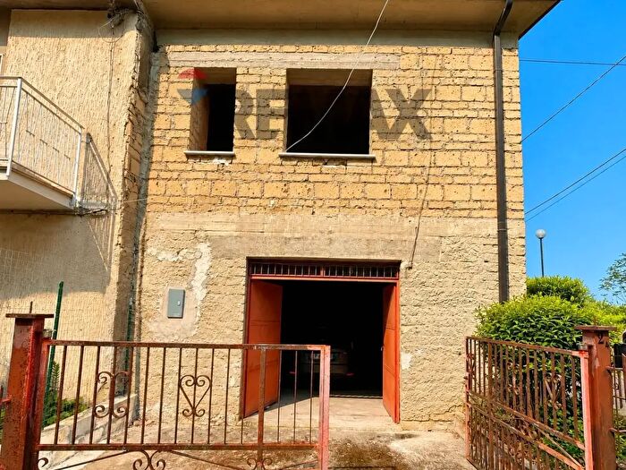 Casa con 5 locali in vendita in Via Margherita, San Nicola Manfredi