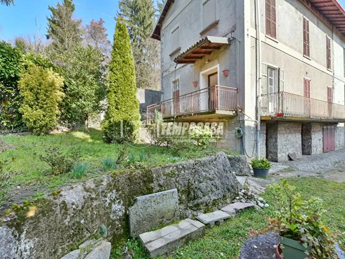 Casa con 7 locali in vendita in Via San Carlo, Capiago Intimiano