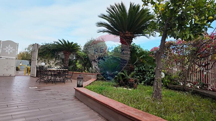 Appartamento con 5 locali in vendita in Via Edoardo Nicolardi, Napoli