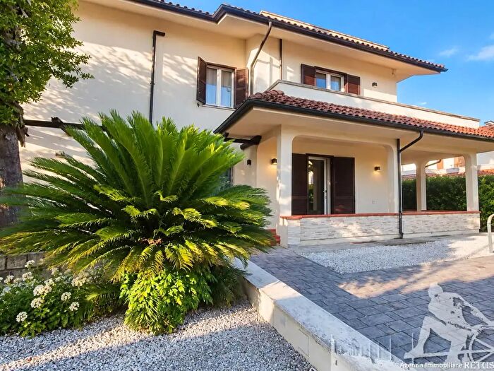 Casa con 7 locali in vendita in Montignoso