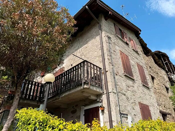 Casa con 6 locali in vendita in Via Provinciale, Buglio In Monte