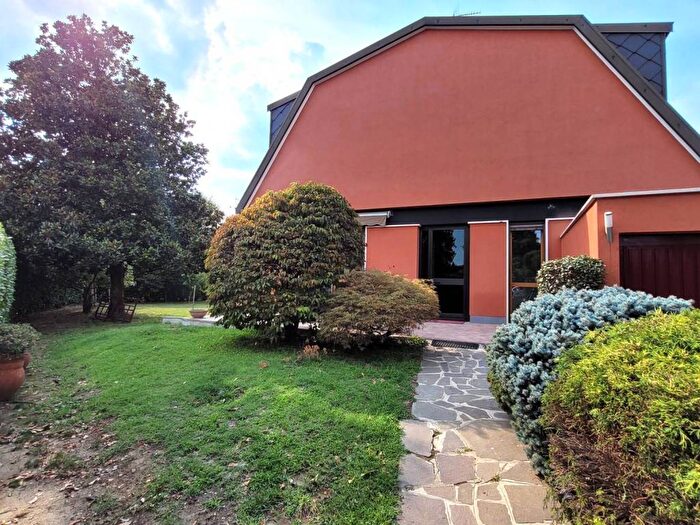 Casa con 6 locali in affitto in Via Monte Resegone, Centro, Arese