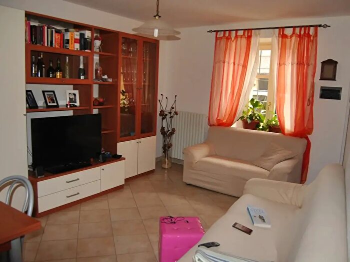 Appartamento trilocale in affitto in Via Vittorio Emanuele, La Morra