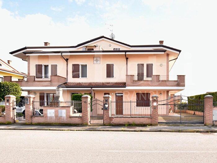 Casa con 5 locali in vendita in Lagosanto