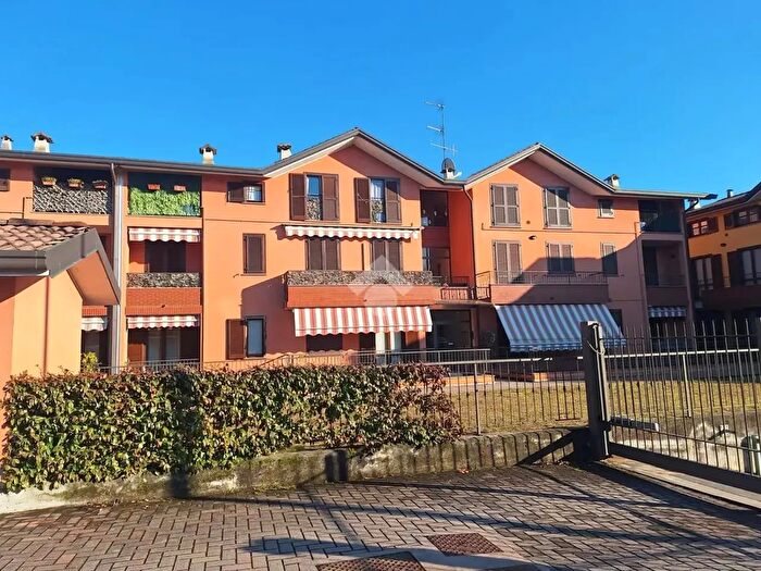 Appartamento trilocale in vendita in Via Albate, Senna Comasco