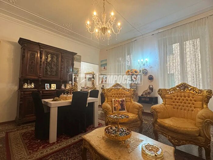 Appartamento con 7 locali in vendita in Via Sampierdarena, Genova