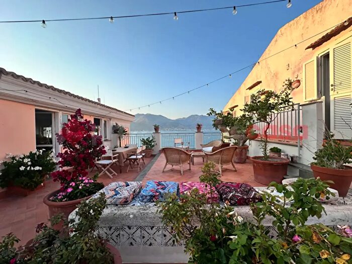 Appartamento con 7 locali in vendita in Via Docibile, Gaeta