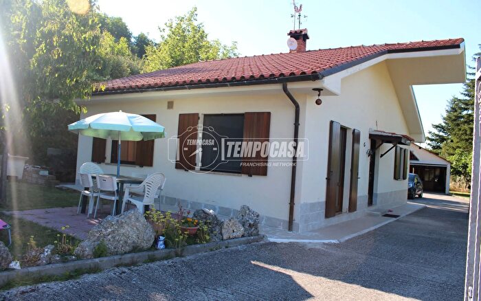 Appartamento quadrilocale in vendita in Strada Panoramica San Vicino Canfaito, Apiro