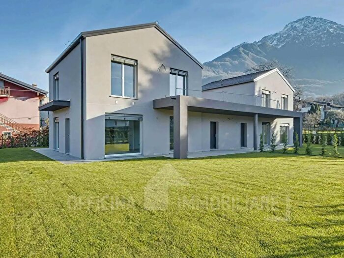 Casa quadrilocale in vendita in Colico