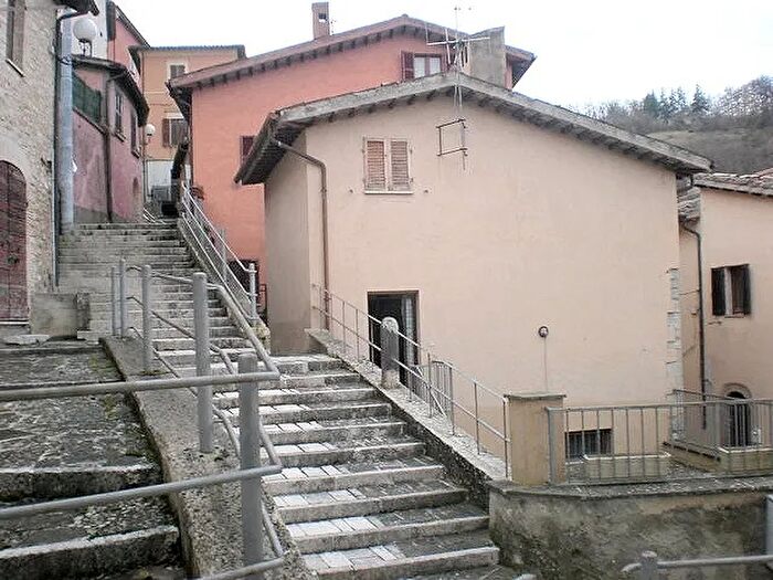 Casa con 9 locali in vendita in Località Preci, Preci