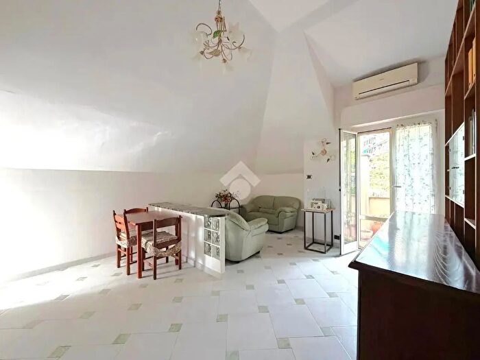Appartamento con 6 locali in vendita in Via Capri, Genova