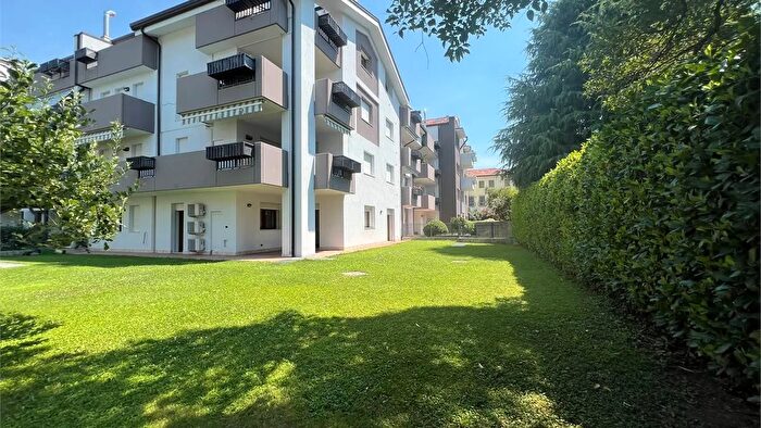 Appartamento con 5 locali in vendita in Montebelluna Via a Serena, Montebelluna