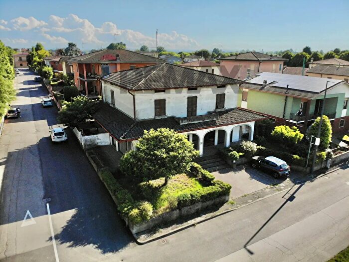 Casa con 10 locali in vendita in Via SCarlo Borromeo, Cremona