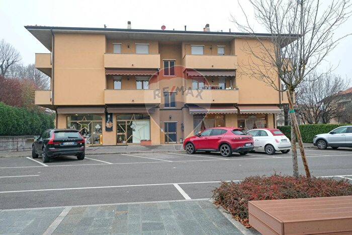 Appartamento trilocale in vendita in Via Alessandro Manzoni, Ambivere