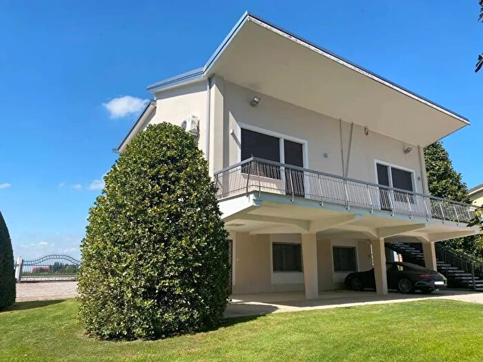 Casa con 8 locali in vendita in Via Ettore Facchini, Terre del Reno