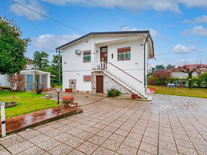 Casa con 6 locali in vendita in Via Don Luigi Barzizza, Castiglione Delle Stiviere