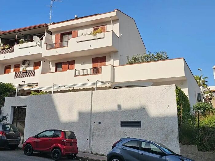 Casa con 9 locali in vendita in Messina