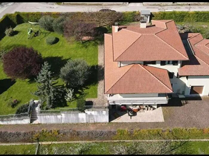 Casa con 12 locali in vendita in Via Ottone III, Gualdo Tadino