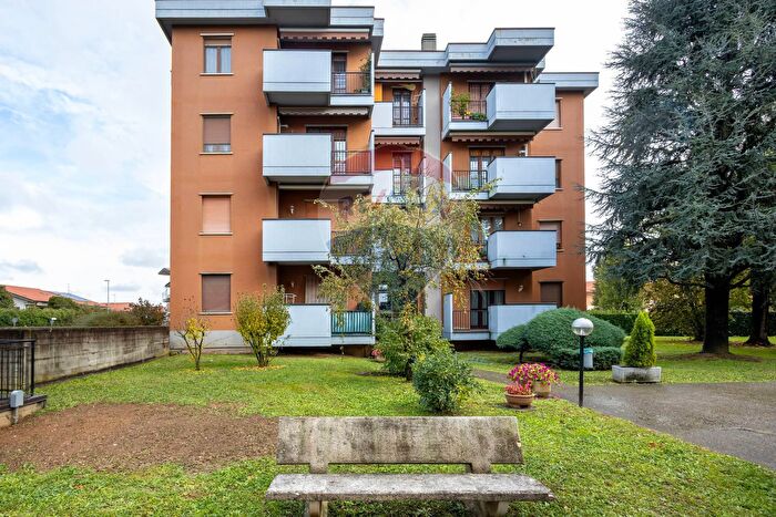 Appartamento trilocale in vendita in Via Don Giuseppe Locatelli, Roncello