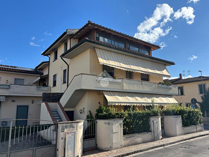 Casa con 6 locali in vendita in Via Montello, Campi Bisenzio