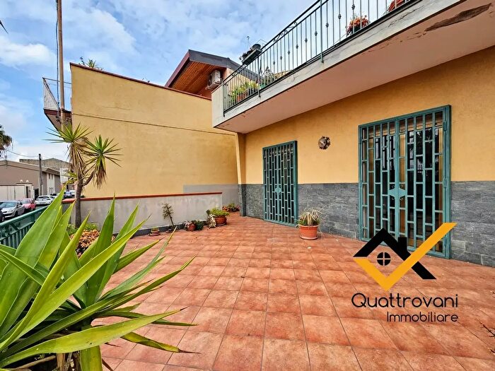 Appartamento con 6 locali in vendita in Via Santa Sofia, Catania