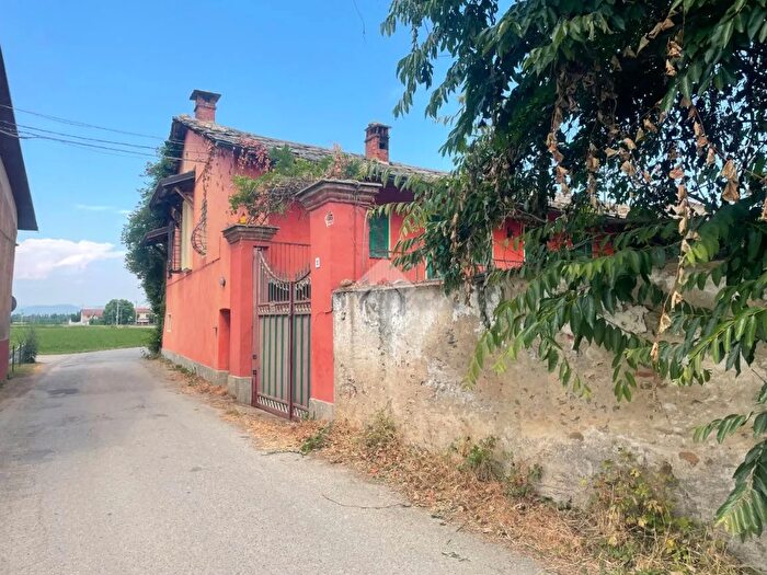 Casa con 10 locali in vendita in Via Macello, Cavour