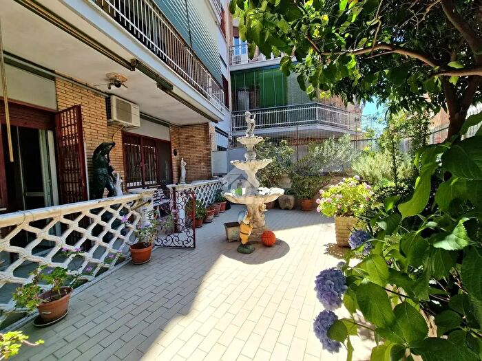 Appartamento quadrilocale in vendita in Via dei Sergii, Roma