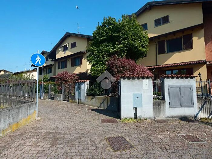 Casa con 5 locali in vendita in Piazza Tino Bruschi, Zelo Buon Persico