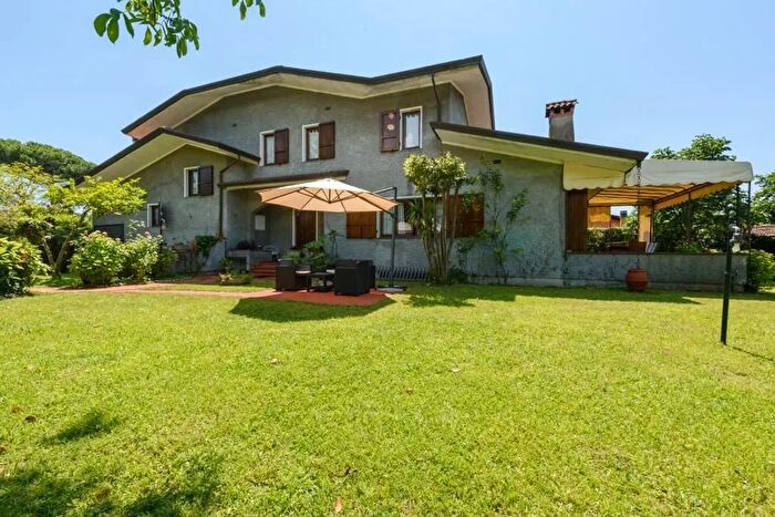 Casa quadrilocale in vendita in Via Ammiraglio Morin a, Forte Dei Marmi