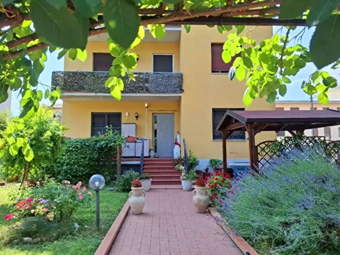 Appartamento quadrilocale in vendita in Strada Montanara, Parma