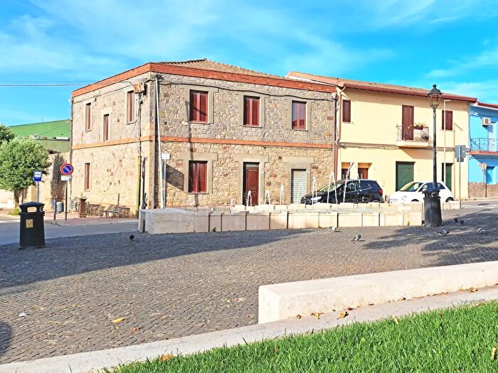 Casa con 9 locali in vendita in Sanluri