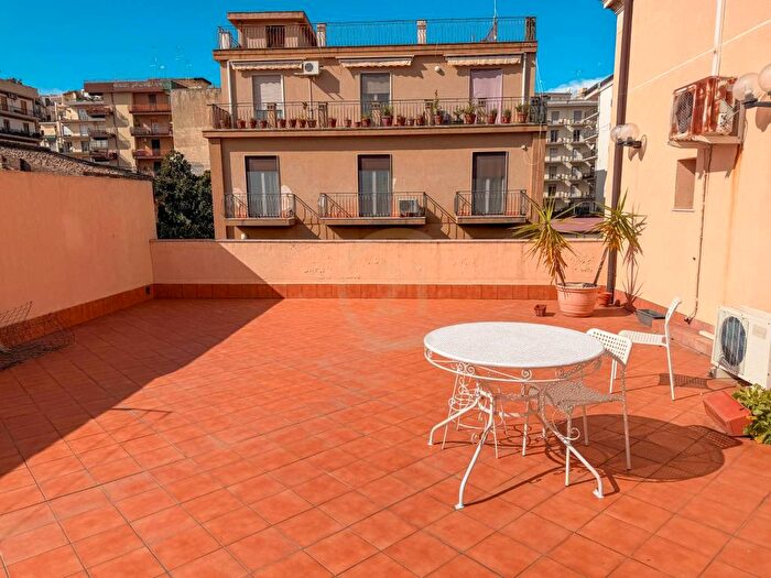 Appartamento con 5 locali in affitto in San Cosmo Corso Italia Piazza Dante, Acireale