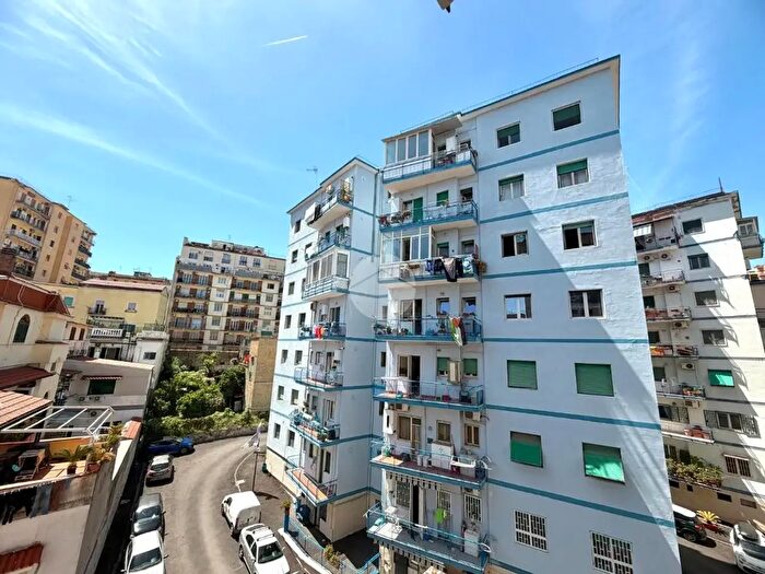 Appartamento quadrilocale in vendita in Vico delle Trone, Napoli