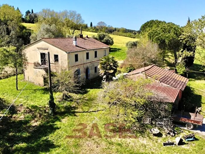 Casa con 10 locali in vendita in Via Roma, Collesalvetti