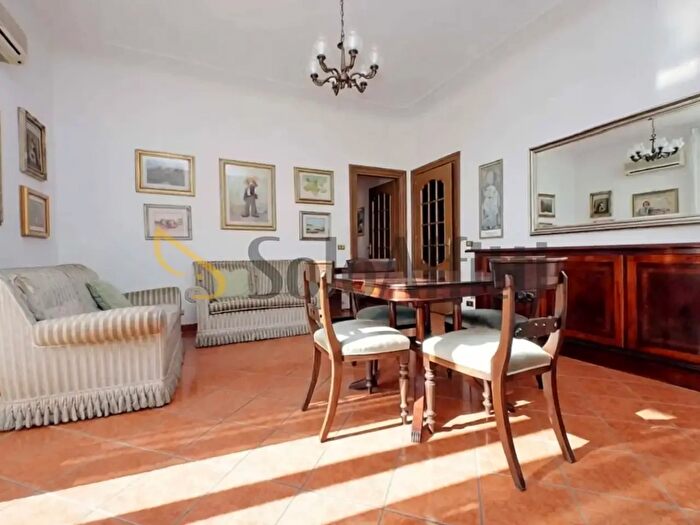 Appartamento con 6 locali in affitto in Via Etruria, Roma