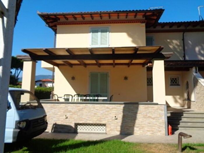 Casa con 6 locali in affitto in Forte Dei Marmi