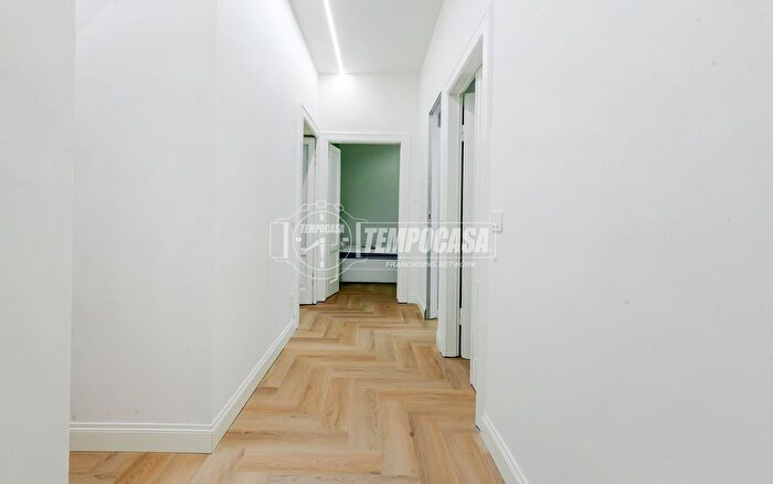 Appartamento con 5 locali in affitto in Via Ercole Ferrario, Milano