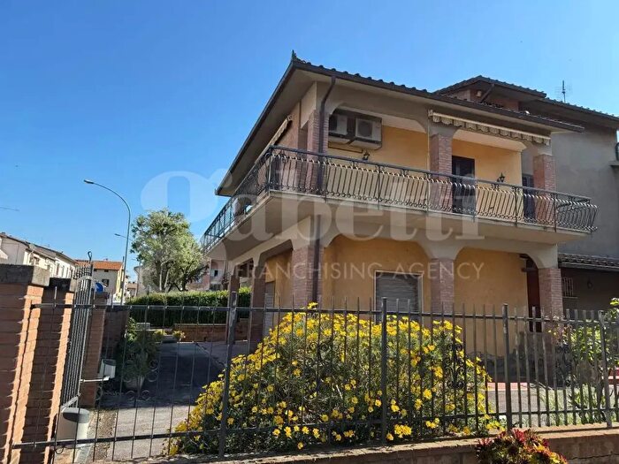 Casa con 8 locali in vendita in Roccastrada