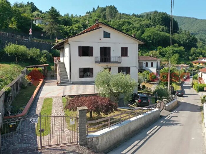 Casa con 7 locali in vendita in Via Vandelli, Camporgiano
