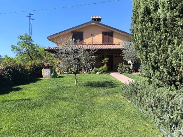 Casa con 6 locali in vendita in Strada Comunale di Capodacqua, Foligno