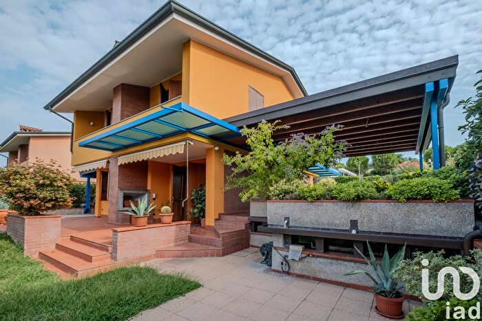 Casa con 8 locali in vendita in Via Don Aldo Moratti, Castiglione Delle Stiviere