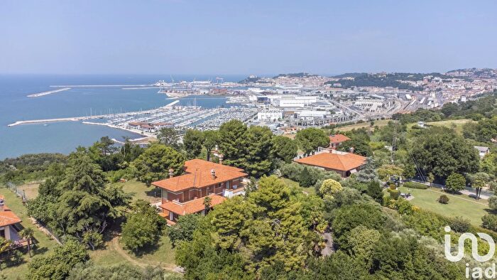 Casa con 15 locali in vendita in Strada Strada della Grotta, Ancona