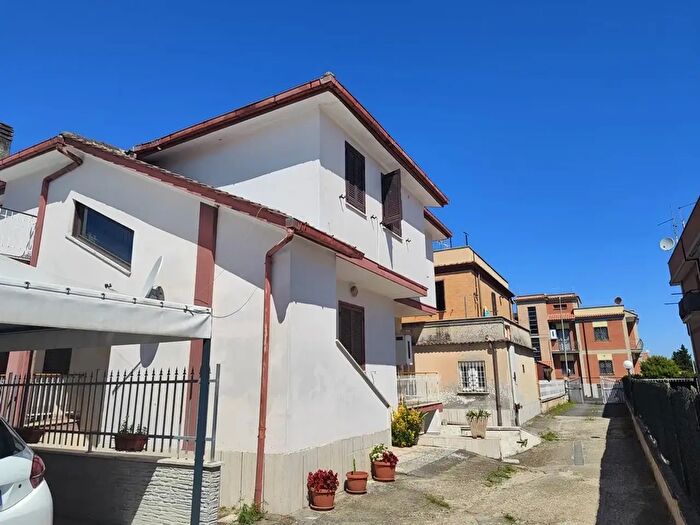 Appartamento trilocale in vendita in Via della Riserva Nuova, Roma