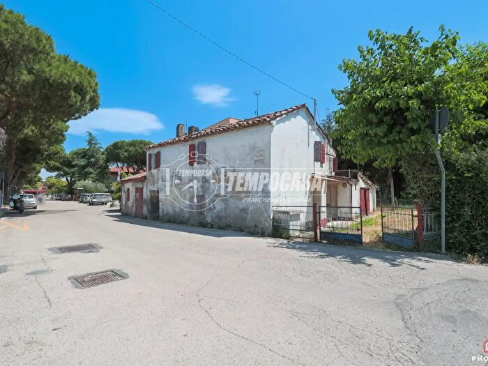 Casa con 8 locali in vendita in Via Macanno, Cattolica