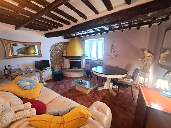 Casa trilocale in vendita in Massa